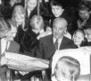 Links - 1957 Kurt Weinhold mit Chorkindern